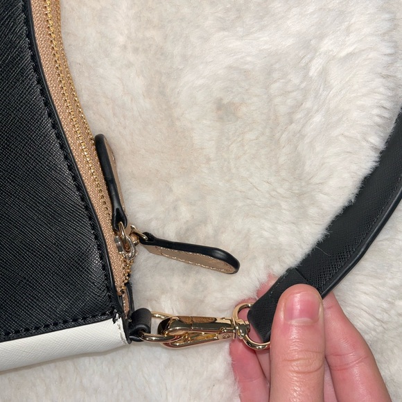 Guess purse - Picture 10 of 10